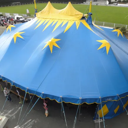 🎪 Bâtir l'Éphémère : L'Art du Montage de Chapiteau chez « Baltringues et Cie »